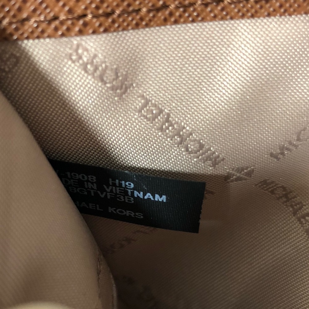 ❗️Sold❗️Michael Kors Large Trifold Wallet - Picture 4 of 8